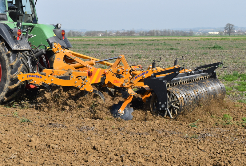 Moro Aratri Grubber hinter einem Traktor im Feld