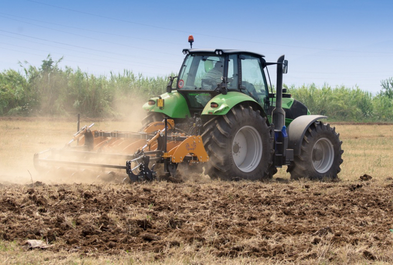 Traktor mit Moro Aratri Tiefenlockerer bei der Arbeit